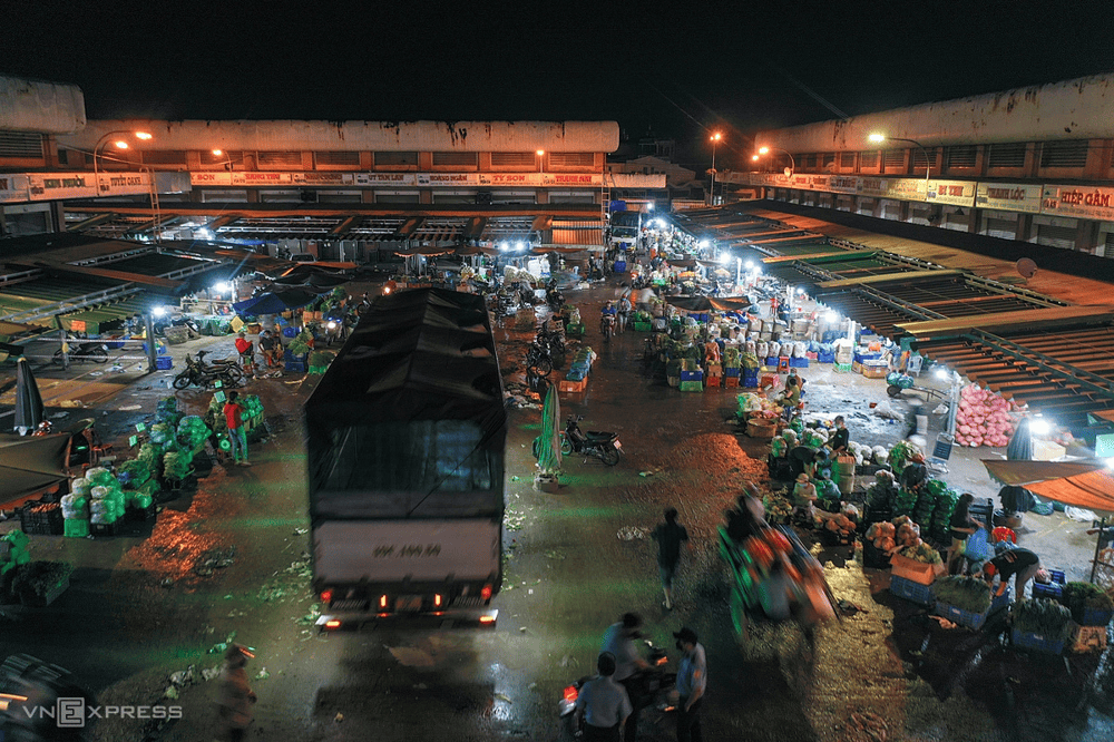Hoc Mon Wholesale Market comes alive at night with stalls selling fresh fruits (Source: VnExpress)